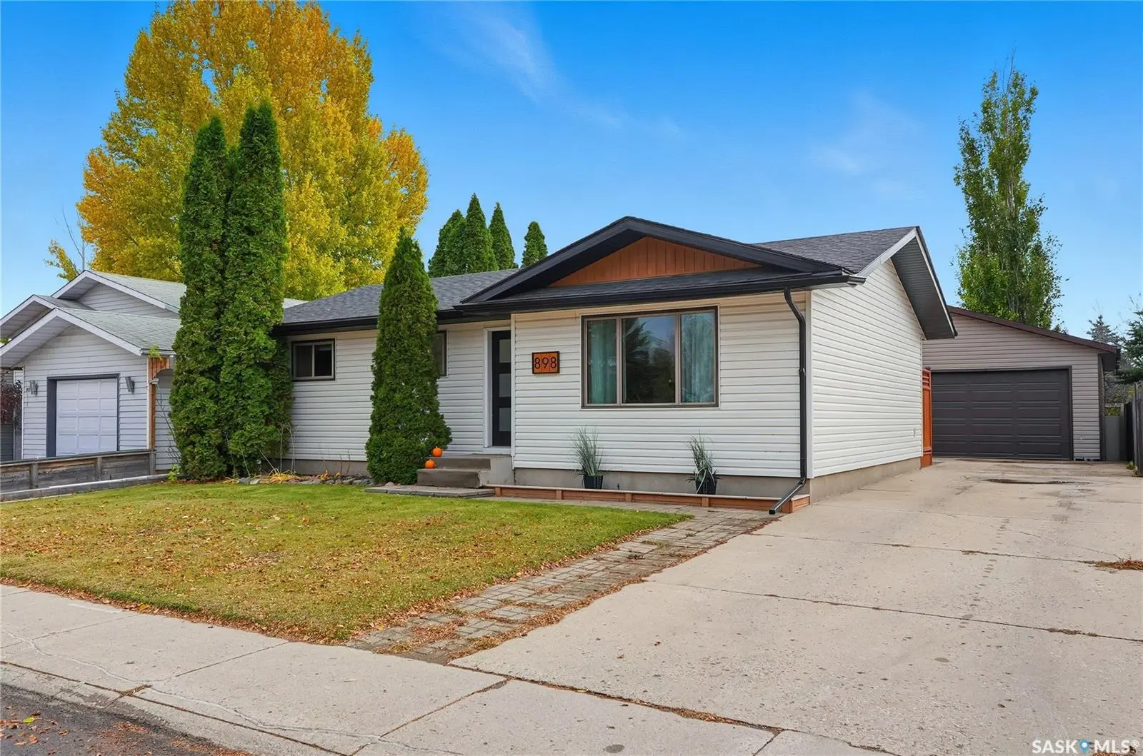 Exterior photo of 898 Kingsmere Boulevard, Saskatoon SK — renovated bungalow with heated garage in Lakeview neighbourhood.